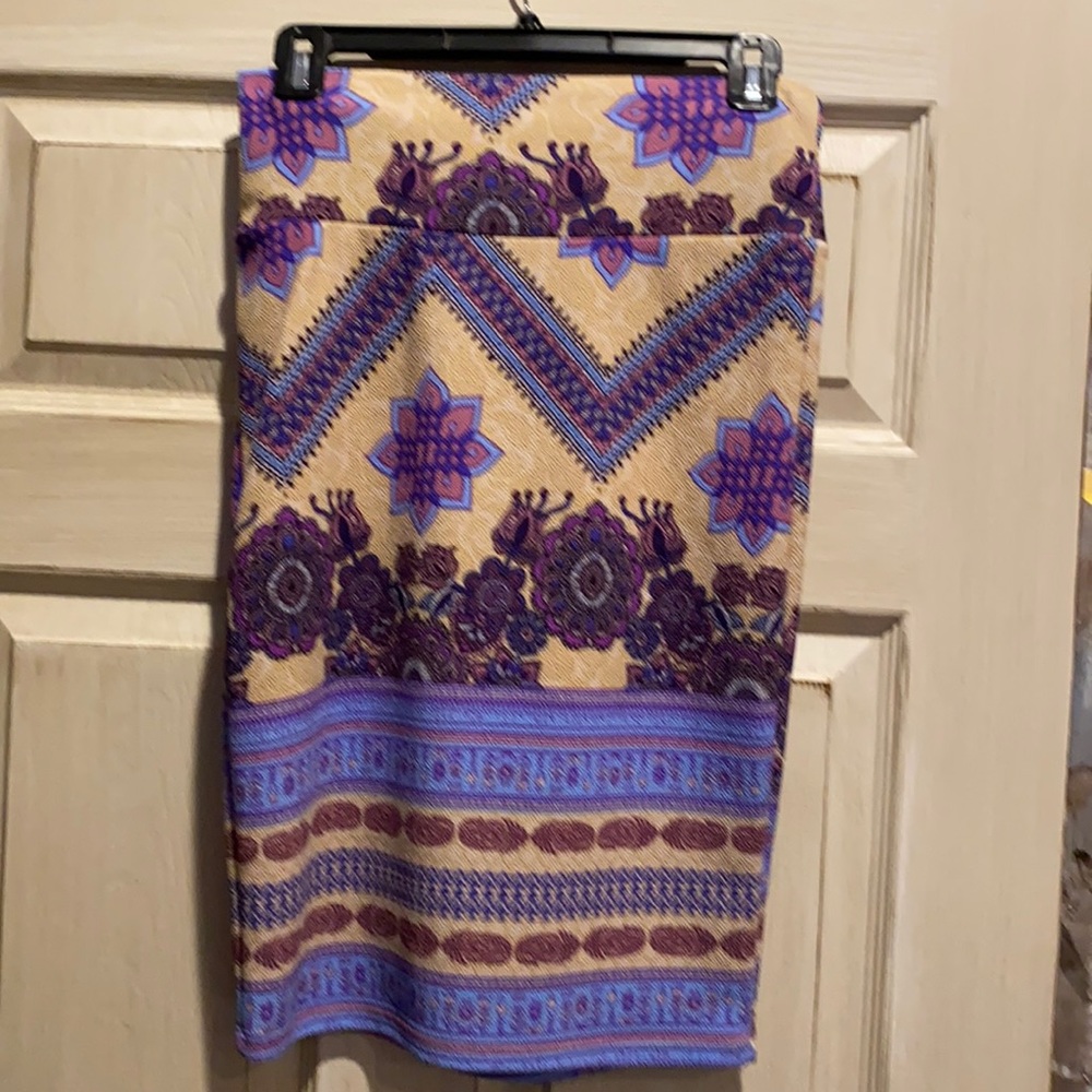 Pull-on pencil skirt